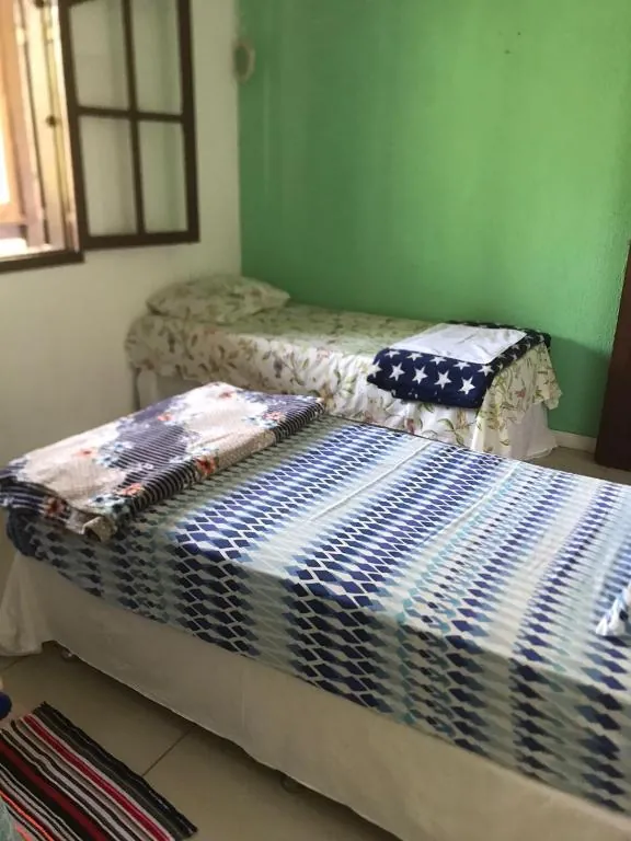 Quarto compartilhado com camas de solteiro