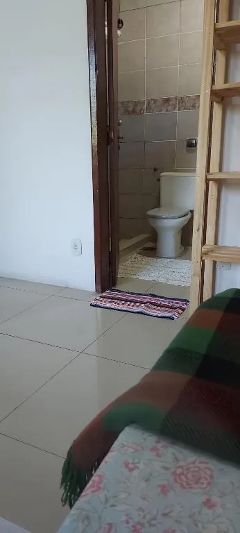 Quarto com acesso ao banheiro
